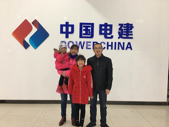 20190131新春走基层——工地上的团聚-摄影杨小强.jpg 20190131新春走基层——工地上的团聚-摄影杨小强.jpg