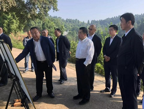 20181101汤明董事长拜会四川省遂宁市委书记邵革军现场考察(右一)--摄影邵立.jpg 20181101汤明董事长拜会四川省遂宁市委书记邵革军现场考察(右一)--摄影邵立.jpg