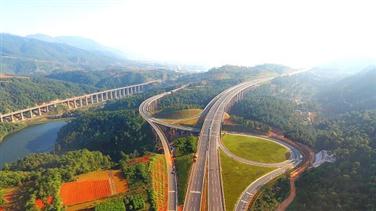 人民网、云南日报：凌云不隔三山远  门前已作青山路——写在晋红高速公路通车试运营之际