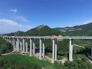 梁忠高速公路全线桥梁顺利贯通