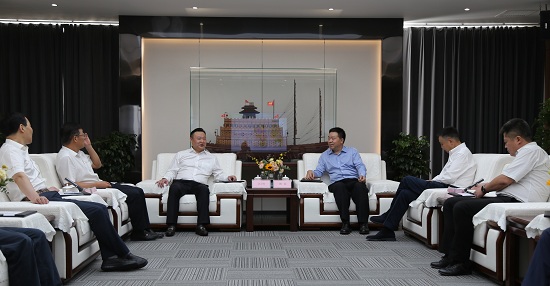 章立峰与西咸新区沣东新城党委书记、管委会主任柳政会谈并共同见证斗门水库产品签约