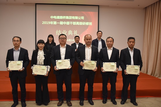 颁发结业证书s.jpg 颁发结业证书s.jpg