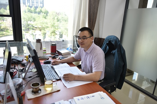 20190620在崎岖中坚挺,在实战中锤炼,在平凡中精彩-摄影谭淑辉s.jpg 20190620在崎岖中坚挺,在实战中锤炼,在平凡中精彩-摄影谭淑辉s.jpg