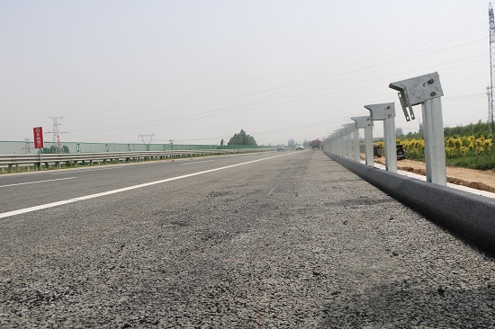 20190603河北高速公路总承包部新元改扩建产品路面工程沥青砂拦水带首件施工完成——摄影郭瑶.jpg 20190603河北高速公路总承包部新元改扩建产品路面工程沥青砂拦水带首件施工完成——摄影郭瑶.jpg