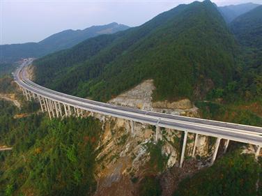 梁忠高速公路通过交工验收