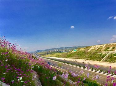 企业施工总承包的曲靖东过境高速公路正式通车